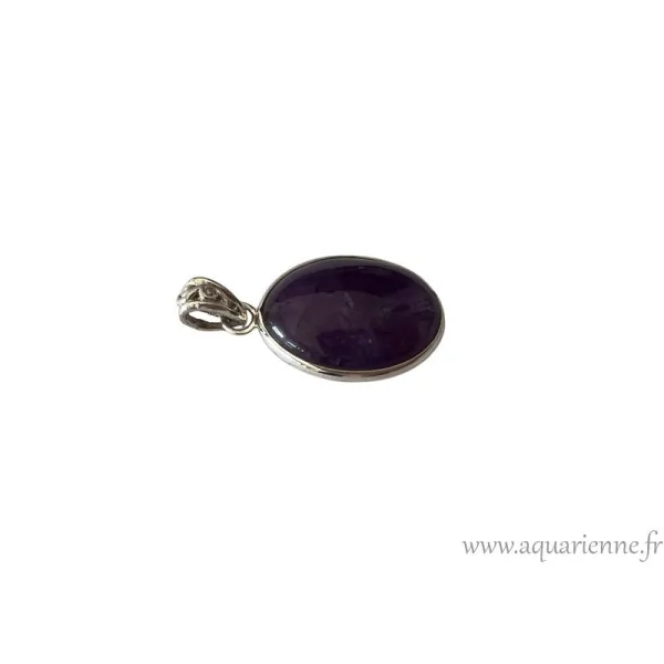 Vue de profil de ce pendentif en Améthyste naturelle, bombé et serti clos en argent 925.