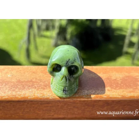 Crâne de cristal en Jade vert : 50mm -79g - Philaé. Le jade vert est une pierre de paix, d'abondance et de prospérité.