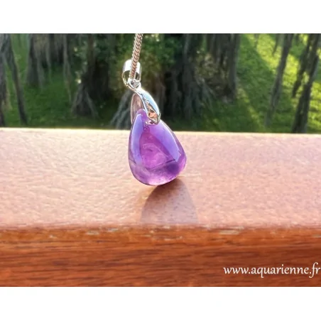 Lumineux pendentif en Améthyste, forme goutte de 34 mm de hauteur avec sa bélière. Pièce unique.