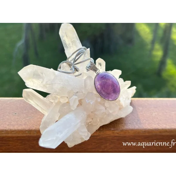 Vue de profil de ce pendentif en Améthyste naturelle, bombé et serti clos en argent 925.