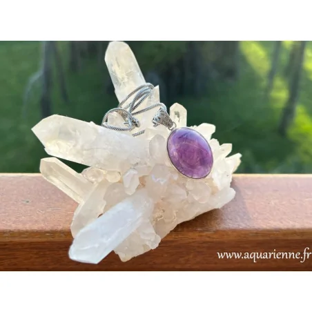 Vue de profil de ce pendentif en Améthyste naturelle, bombé et serti clos en argent 925.