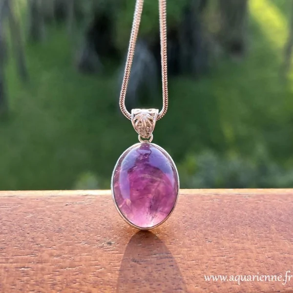 Argent 925 et Améthyste ovale pour ce pendentif. Favorise sérénité, intuition, sommeil réparateur. Pièce unique.