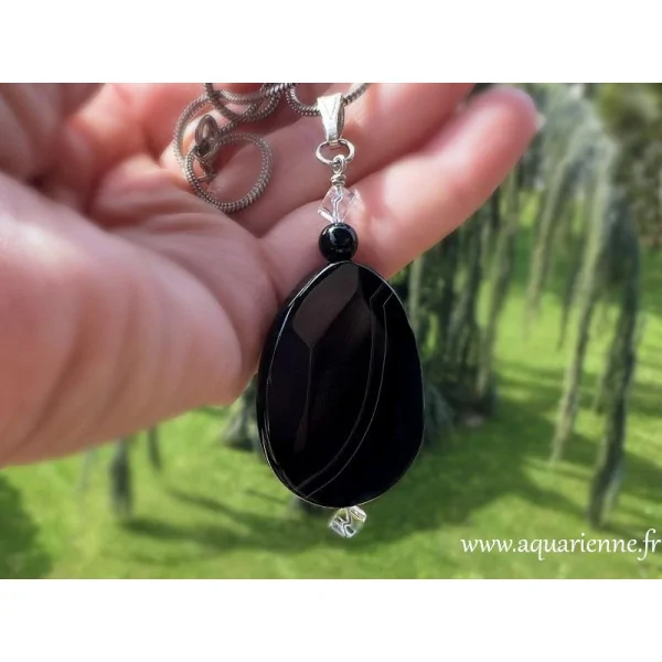 Création unique Aquarienne – bijou énergétique en onyx et cristal.