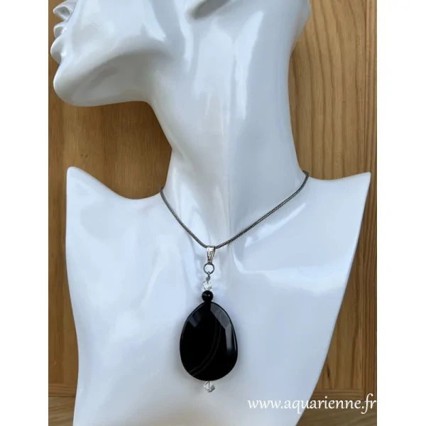Équilibre Souverain porté – bijou d’ancrage et de présence. Pièce unique, idée cadeau à offrir ou à s'offrir.