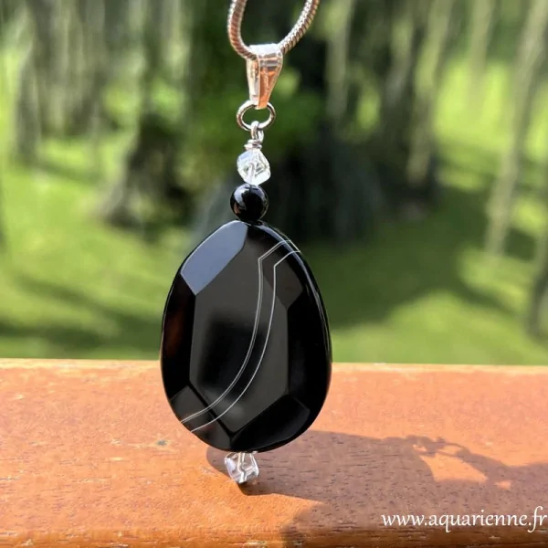 Détail du pendentif : volute blanche dans l’onyx noir facetté.
