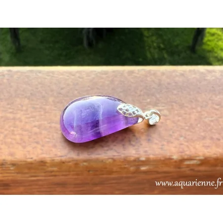 Pendentif forme poire en Améthyste rubanée, de 32 mm de hauteur avec bélière ciselée en Argent 925. Pièce unique.