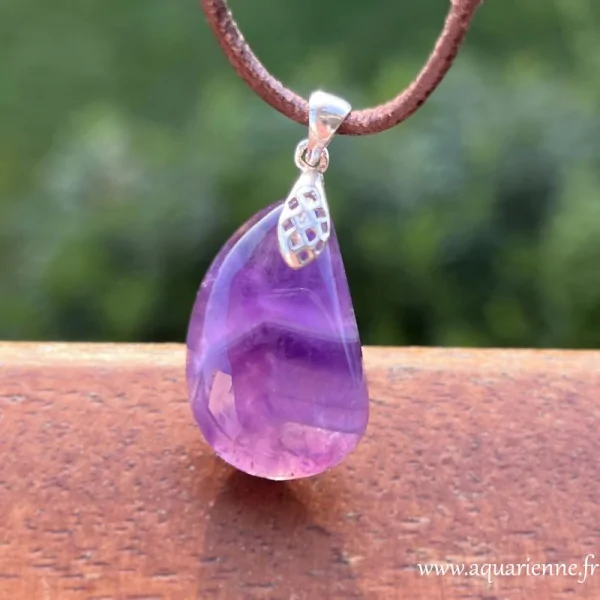 Vue rapprochée de ce pendentif en Améthyste rubanée avec sa bélière finement ciselée en Argent 925.