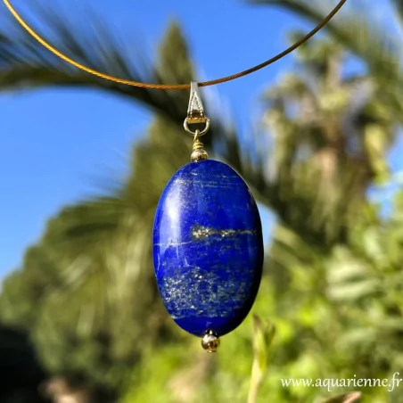 Zoom sur le Lapis-lazuli du pendentif Clarté Céleste – Création Aquarienne