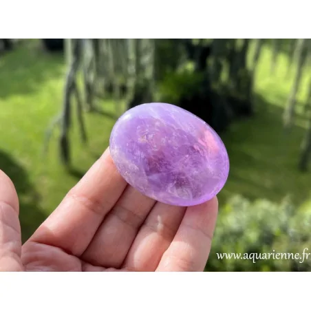 Améthyste de Madagascar, galet de 5,7 cm de long, pesant 75g. Antistress, paix intérieure, intuition. Pièce unique.
