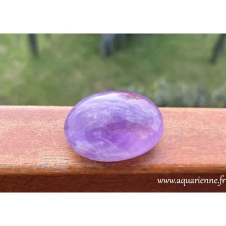 Prise de vue au soleil couchant de ce galet d'améthyste. Belle pierre violette pour s'ouvrir à la dimension spirituelle.