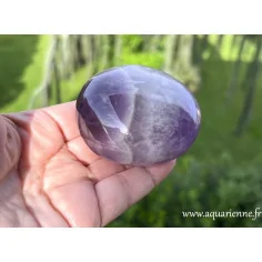 Galet Améthyste rubanée de Madagascar : 196g - 6,8 cm. Pour la méditation, l’équilibre énergétique et la protection spirituelle.