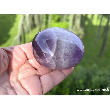 Galet Améthyste rubanée de Madagascar : 196g - 6,8 cm. Pour la méditation, l’équilibre énergétique et la protection spirituelle.