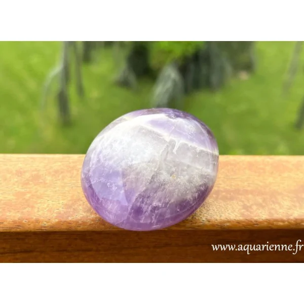 Améthyste rubanée de Madagascar, galet poli main de 196 g et 68mm. Détente, intuition, connexion spirituelle. Pièce unique.