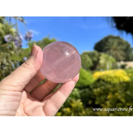 Sphère de Quartz rose étoilé de Madagascar avec ses rayons en forme d'étoile. Pièce unique de 57 mm de diamètre.