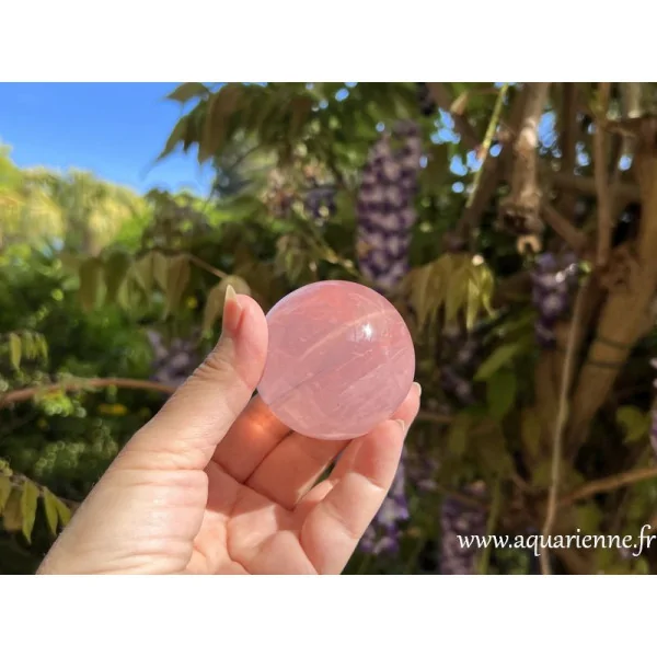 Sphère de Quartz rose étoilé - astérisme sous lumière naturelle. Sphère de 57 mm. Pièce unique.