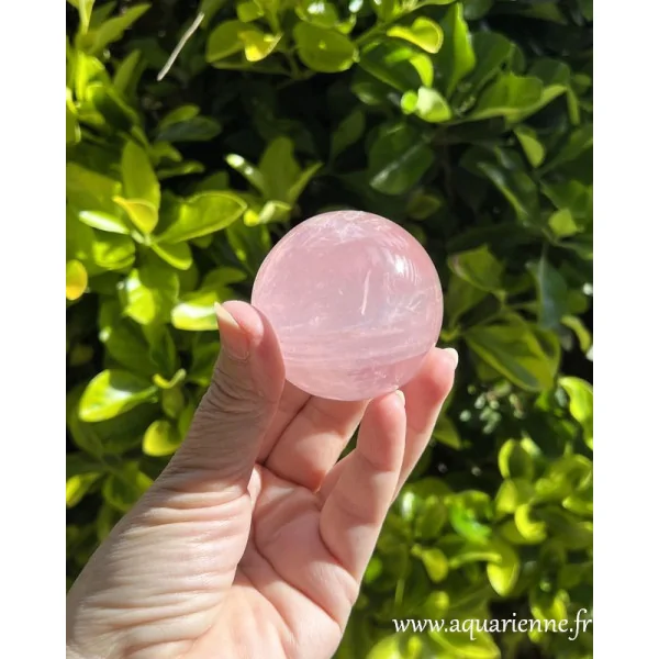 Quartz rose étoilé, sphère de 57 mm de diamètre. Amour, douceur, harmonie. Décoration, méditation, harmonisation.