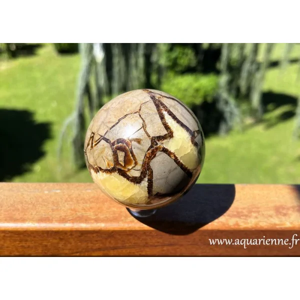 Offrez-vous une sphère unique en Septaria de Madagascar, véritable œuvre de la nature. Ancrage, harmonie intérieure, joie.