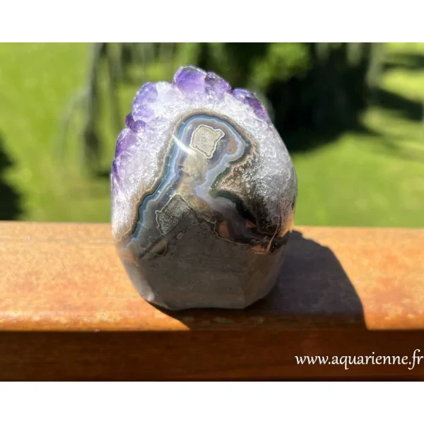 Photo prise de dos de cette géode en Améthyste d'Uruguay. Inclusions d'Agate dans le Basalte de sa roche-mère.