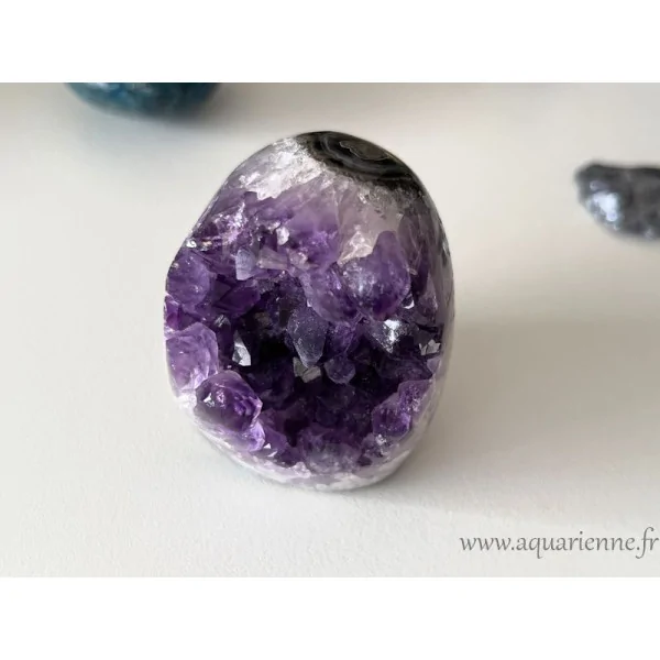 Sublimez votre espace avec cette géode d’Améthyste d’Uruguay (67 mm, 315g) au violet profond. Pièce unique.