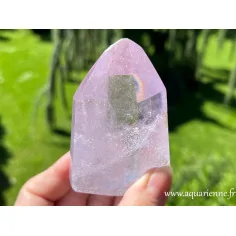 Pointe améthyste claire avec inclusions et fissures naturelles. Cristal naturel, juste repoli main de 83mm de haut pesant 315g
