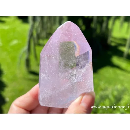Pointe améthyste claire avec inclusions et fissures naturelles. Cristal naturel, juste repoli main de 83mm de haut pesant 315g