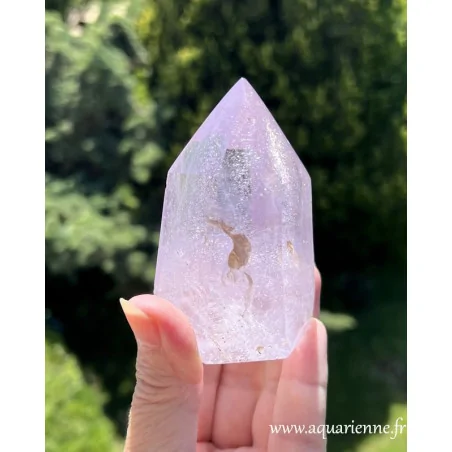 Gros plan sur les inclusions et fissures naturelles de cette pointe en Améthyte claire, lumineuse et apaisante.