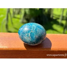 galet en Apatite bleue de Madagascar poli à la main : 5,3 cm - 150g.