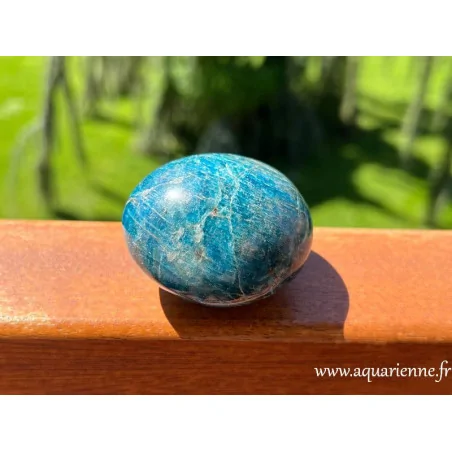 galet en Apatite bleue de Madagascar poli à la main : 5,3 cm - 150g.