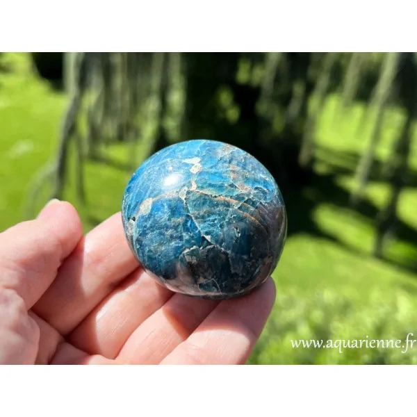 galet d’Apatite bleue posé sur une main. Glissez-le dans votre poche, posez-le sur votre bureau ou sur vos 5ème et 6ème chakras