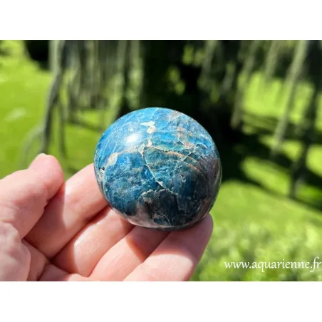 galet d’Apatite bleue posé sur une main. Glissez-le dans votre poche, posez-le sur votre bureau ou sur vos 5ème et 6ème chakras