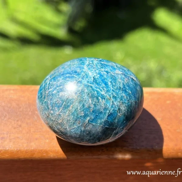détails des inclusions naturelles de ce galet en Apatite bleue de Madagascar.