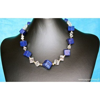 Collier Lapis-Lazuli, Cristal de Roche et Plaqué Or "Cosmique". Fait main, avec des pierres cubiques. Longueur 47 cm