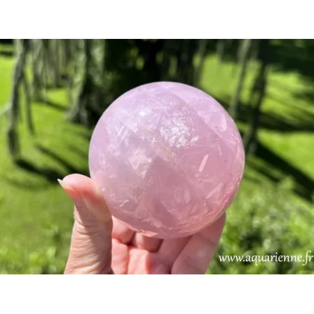 Sphère en quartz rose de Madagascar ø 8,6 cm. Pour ceux qui veulent apporter plus d'amour dans leur vie. Pièce unique.