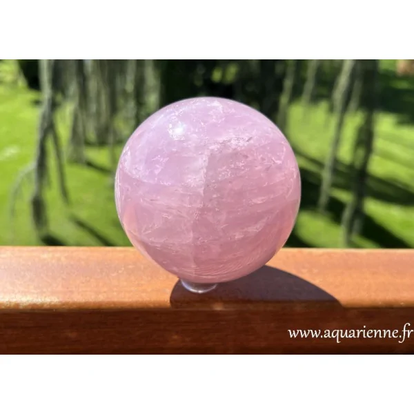 Quartz rose de Madagascar, sphère ø 86 mm. Amour - Compassion - Douceur. Pièce unique, vous recevrez la pierre photographiée.