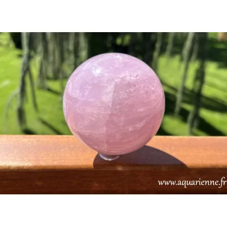 Quartz rose de Madagascar, sphère ø 86 mm. Amour - Compassion - Douceur. Pièce unique, vous recevrez la pierre photographiée.
