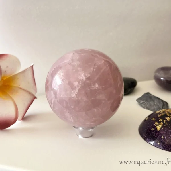 Photo en intérieur de cette grosse boule polie main de quartz rose de Madagascar. Pièce unique à offrir ou à s'offrir.