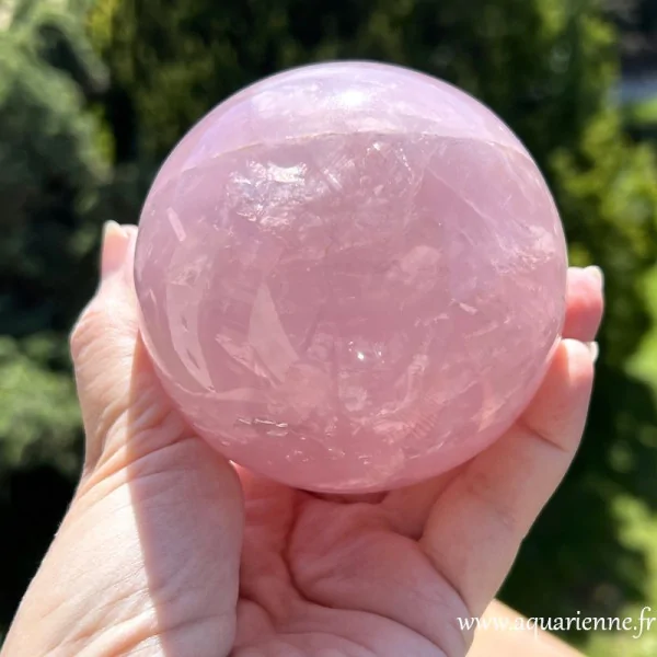 Lumineuse sphère de quartz rose ø 8,6cm. Avez-vous besoin de plus d'énergie d'amour dans votre vie ?