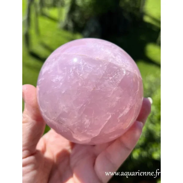 Boule quarte rose de Madagascar ø 86 mm, polie main. Rayonne d'énergie positive et d'amour pur. Pièce unique.