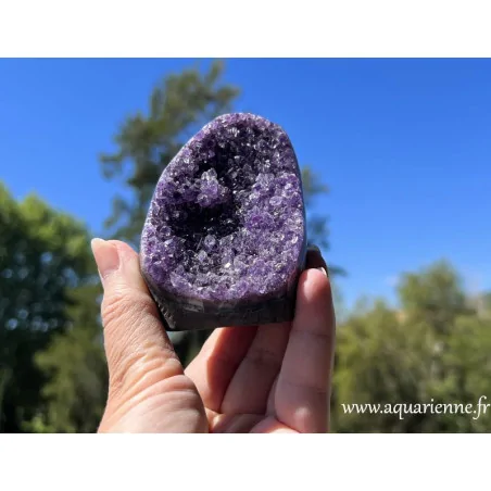Élève la vibration et apaise le sommeil. Géode Améthyste d'Uruguay, pièce unique. Idée cadeau à offrir ou à s'offrir.