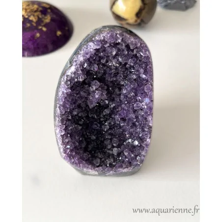 Sublimez votre espace avec cette géode d’Améthyste d’Uruguay (98 mm, 358g) au violet profond. Pièce unique.