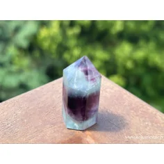 Pointe quartz fluorite arc-en-ciel de 3,5 cm de haut pesant 18g. Taille idéale pour l'emmener partout avec vous.