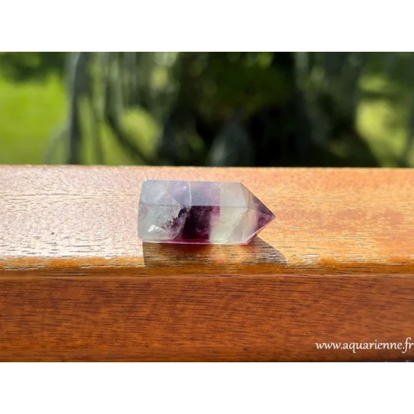 Pointe quartz fluorite arc-en-ciel de 3,5 cm de haut. Liberté décisionnelle, intelligence émotionnelle, inventivité.