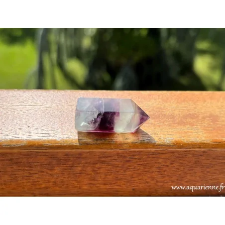 Pointe quartz fluorite arc-en-ciel de 3,5 cm de haut. Liberté décisionnelle, intelligence émotionnelle, inventivité.