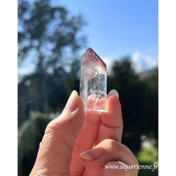 Le Quartz Lépidocrocite combine les énergies bienfaisantes des deux minéraux, intensifiant ainsi leurs propriétés respectives.