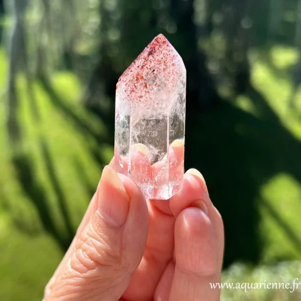 Dissoudre les blocages énergétiques avec cette pointe quartz à inclusions de lépidocrocite. Pièce unique, rare.