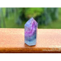 Fluorite arc-en-ciel, aussi appelée pierre du génie pour ses propriétés énergétiques. Prisme fluorite 35mm de haut.