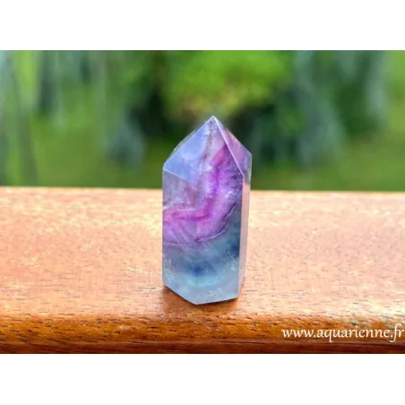 Fluorite arc-en-ciel, aussi appelée pierre du génie pour ses propriétés énergétiques. Prisme fluorite 35mm de haut.