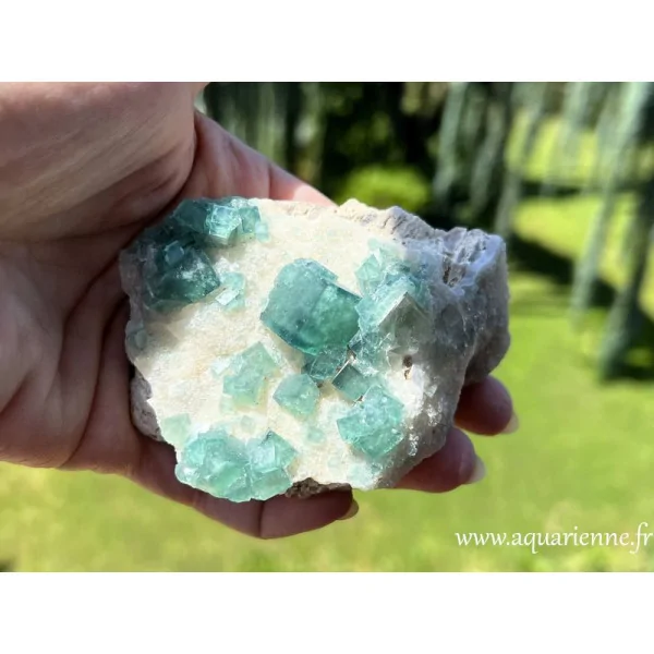 Cristaux cubiques de fluorite verte brute de Madagascar, sur gangue blanche. Pièce unique, idée cadeau à offrir ou à s'offrir.