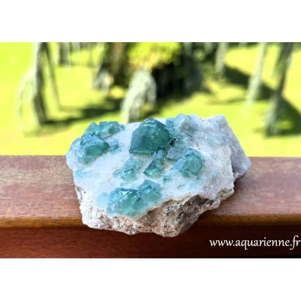 Un spécimen de fluorite d'un vert vibrant provenant de Mandronarivo à Madagascar.
