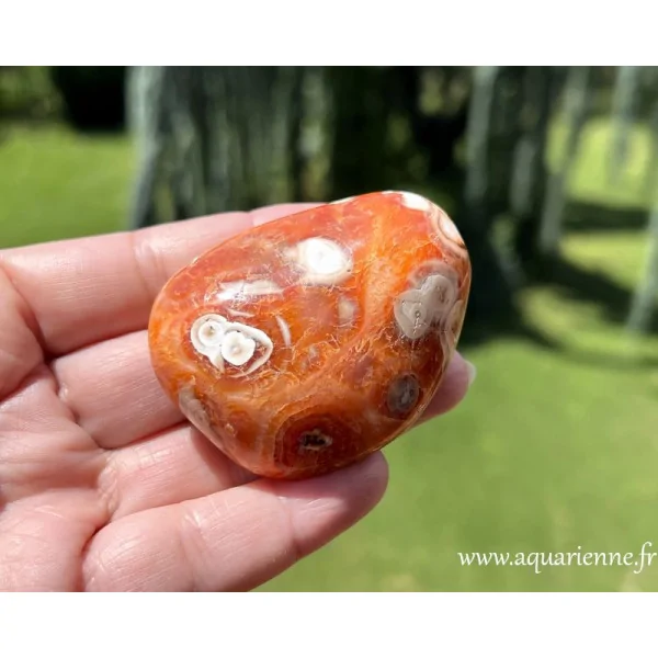 En lithothérapie l'Agate fleur est réputée pour son énergies apaisante et réconfortante. Galet poli d'agate fleur.